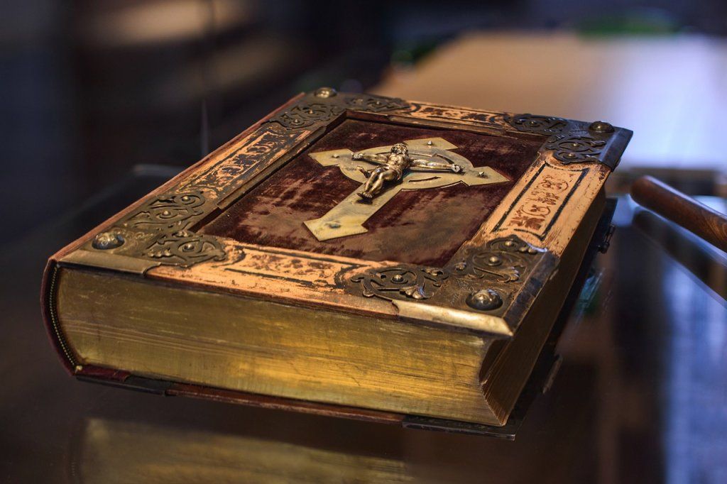 La Bible et les livres religieux catholiques : un voyage à travers la religion et la spiritualité