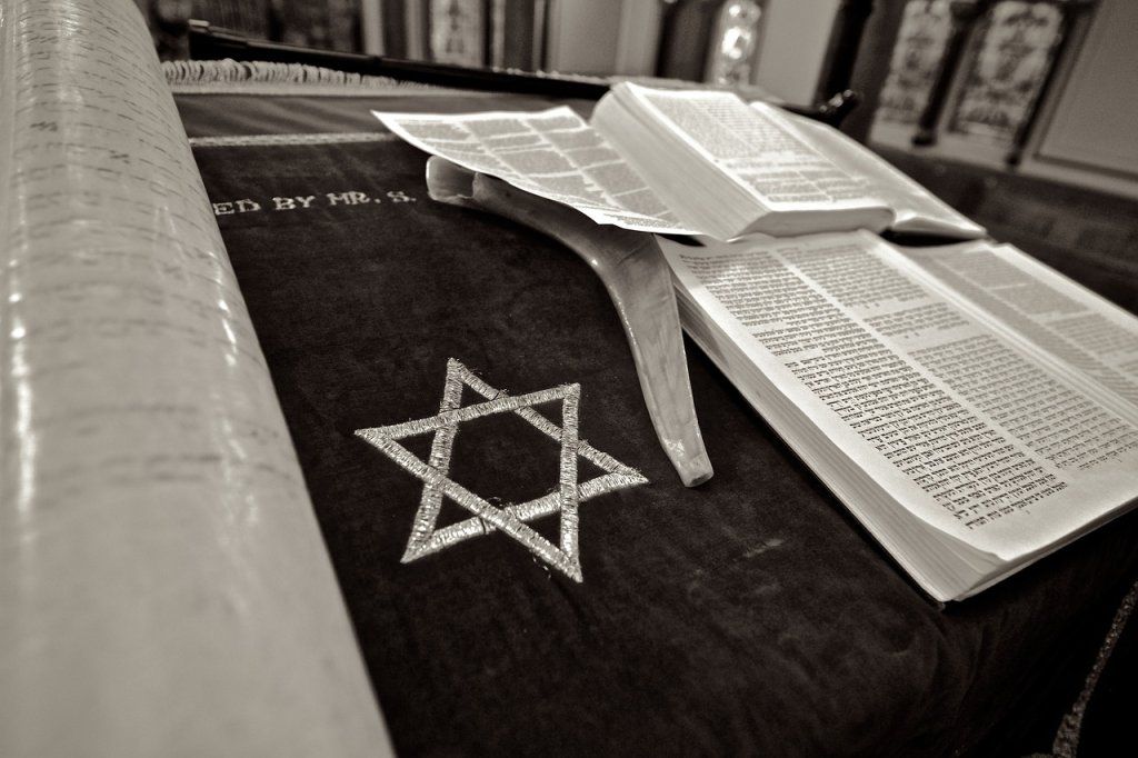 La Torah et les livres religieux juifs : Un guide sur la religion et spiritualité