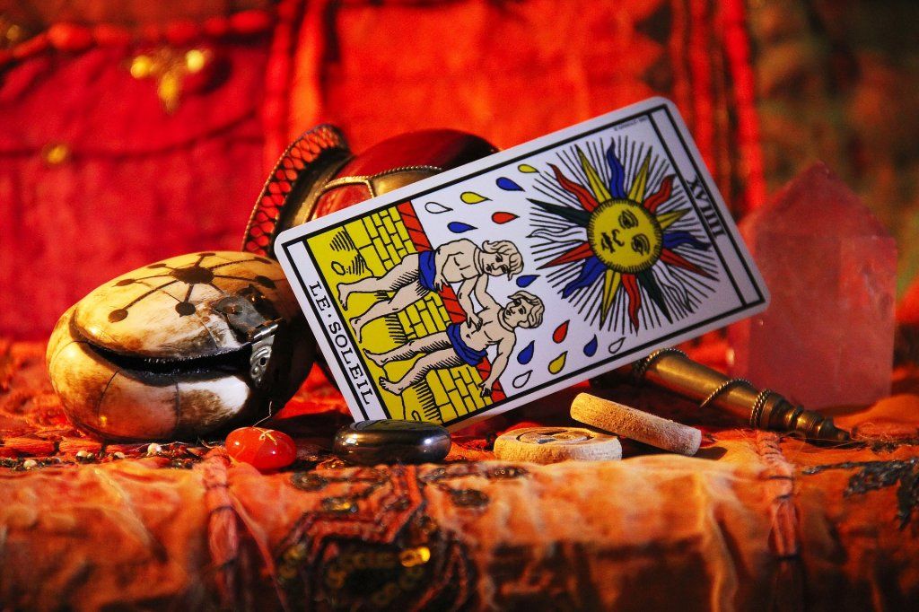 Supports de Divination : Tarot de Marseille, Oracle, Pendule et bien plus pour une Voyance Fiable 